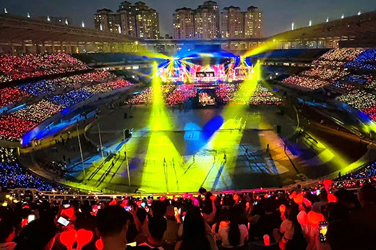 金年会300㎡透明屏和190000根荧光棒“点燃”周杰伦呼和浩特演唱会！