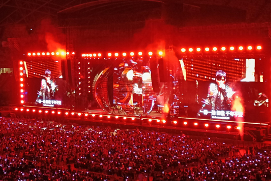 璀璨星光耀狮城！金年会LED屏、荧光棒点燃周杰伦新加坡演唱会！